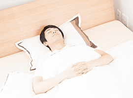 眠る男性